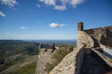 Portekiz 'in Alentejo şehrindeki Castelo de Marvao Tepesi' ndeki Marvao Köyü 'nün eski Marvao Kalesi ve Castelo kasabası. Portekiz, Marvao, Ekim 2021