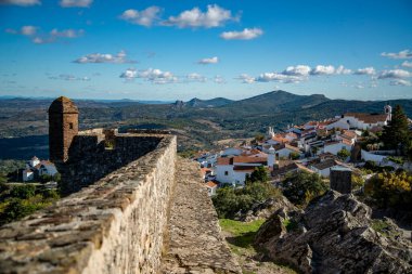 Portekiz 'in Alentejo şehrindeki Castelo de Marvao Tepesi' nde Marvao Köyü 'nün eski kasabası olan Marvao Kalesi ve Castelo Kalesi. Portekiz, Marvao, Ekim 2021