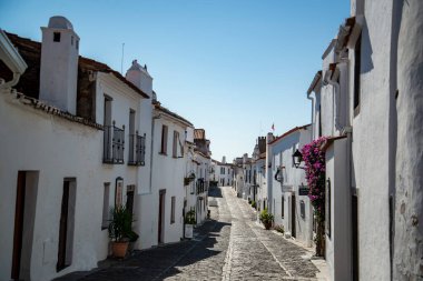 Portekiz, Alentejo 'daki Monsaraz Köyü' nde küçük bir ara sokak. Portekiz, Monsaraz, Ekim 2021