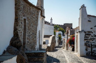 Portekiz, Alentejo 'daki Monsaraz Köyü' nde küçük bir ara sokak. Portekiz, Monsaraz, Ekim 2021