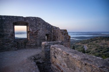 Portekiz, Alentejo 'da Rio Guadiana' da Lago do Alqueva manzaralı Monsaraz köyündeki Castelo. Portekiz, Monsaraz, Ekim 2021