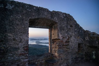Portekiz, Alentejo 'da Rio Guadiana' da Lago do Alqueva manzaralı Monsaraz köyündeki Castelo. Portekiz, Monsaraz, Ekim 2021