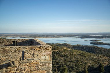 Portekiz, Alentejo 'da Rio Guadiana' da Lago do Alqueva manzaralı Monsaraz köyündeki Castelo. Portekiz, Monsaraz, Ekim 2021