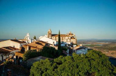 Portekiz, Alentejo 'daki Monsaraz Köyü' ndeki Castelo 'dan Igreja de nossa senhore da Logao kilisesinin manzarası. Portekiz, Monsaraz, Ekim 2021