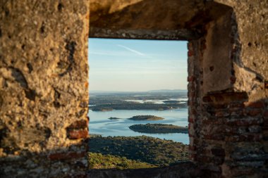 Portekiz, Alentejo 'da Rio Guadiana' da Lago do Alqueva manzaralı Monsaraz köyündeki Castelo. Portekiz, Monsaraz, Ekim 2021