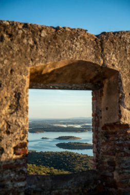 Portekiz, Alentejo 'da Rio Guadiana' da Lago do Alqueva manzaralı Monsaraz köyündeki Castelo. Portekiz, Monsaraz, Ekim 2021