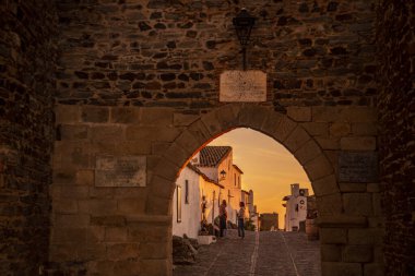 Portekiz, Alentejo 'daki Monsaraz Köyü' nde küçük bir ara sokak. Portekiz, Monsaraz, Ekim 2021