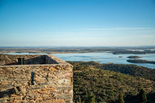 Castelo Vesnici Monsaraz Výhledem Lago Alqueva Rio Guadiana Alentejo Portugalsku — Stock fotografie