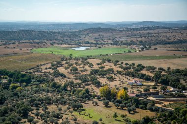 Portekiz 'in Alentejo kentindeki Alegrete kasabası yakınlarındaki tarım ve peyzaj. Portekiz, Alegrete, Ekim 2021