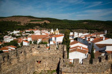 Portekiz 'in Alentejo kentindeki Alegrete kasabasının Castelo' sundan bir manzara. Portekiz, Alegrete, Ekim 2021