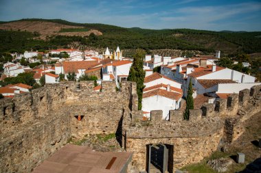 Portekiz 'in Alentejo kentindeki Alegrete kasabasının Castelo' sundan bir manzara. Portekiz, Alegrete, Ekim 2021