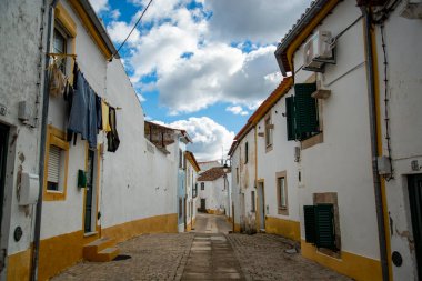 Portekiz, Alentejo 'da Amieira do Tejo köyünde küçük bir sokak. Portekiz, Amieira do Tejo, Ekim 2021