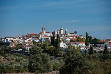 Portekiz 'in Alentejo kentindeki Arronches kasabası ya da Igreja Nossa da Assuncao ve Igreja Matriz manzarası. Portekiz, Arronches, Ekim 2021