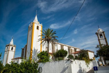 Portekiz 'in Alentejo kentindeki Arronches kasabası ya da Igreja Nossa da Assuncao ve Igreja Matriz manzarası. Portekiz, Arronches, Ekim 2021