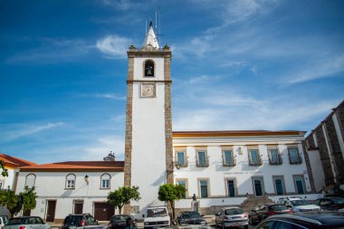 Portekiz 'in Alentejo şehrinde eski Arronches kasabası ya da Igreja Nossa da Assuncao manzarası. Portekiz, Arronches, Ekim 2021