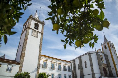 Portekiz 'in Alentejo kentindeki Arronches kasabası ya da Igreja Nossa da Assuncao ve Igreja Matriz manzarası. Portekiz, Arronches, Ekim 2021