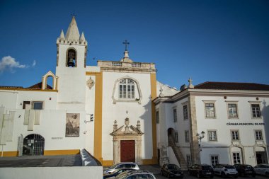 Igreja ve Convento Sao Bento de Avis ve Camara Belediyesi ile Portekiz 'in Alentejo şehrinde bulunan Avis Kalesi. Portekiz, Avis, Ekim 2021