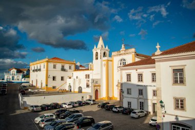 Igreja ve Convento Sao Bento de Avis ve Camara Belediyesi ile Portekiz 'in Alentejo şehrinde bulunan Avis Kalesi. Portekiz, Avis, Ekim 2021