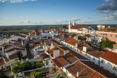 Portekiz, Alentejo 'daki Misericordia Kilisesi ile Avis Şatosu manzarası. Portekiz, Avis, Ekim 2021