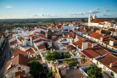 Portekiz, Alentejo 'daki Misericordia Kilisesi ile Avis Şatosu manzarası. Portekiz, Avis, Ekim 2021