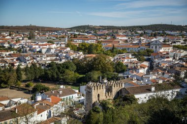 Portekiz 'in Estremoz kentindeki eski Estremoz kasabasının Castelo manzarası. Portekiz, Estremoz, Ekim 2021