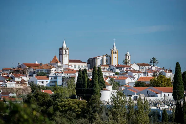 ポルトガルのアレンテホにある教会やイグレヤ ノッサ センホラ アスンカオとイグレヤ マリッツの旧市街の眺め Portugal Arronches October 2021 — ストック写真