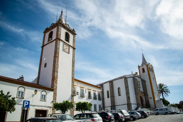 ポルトガルのアレンテホにある教会やイグレヤ ノッサ センホラ アスンカオとイグレヤ マリッツの旧市街の眺め Portugal Arronches October 2021 — ストック写真