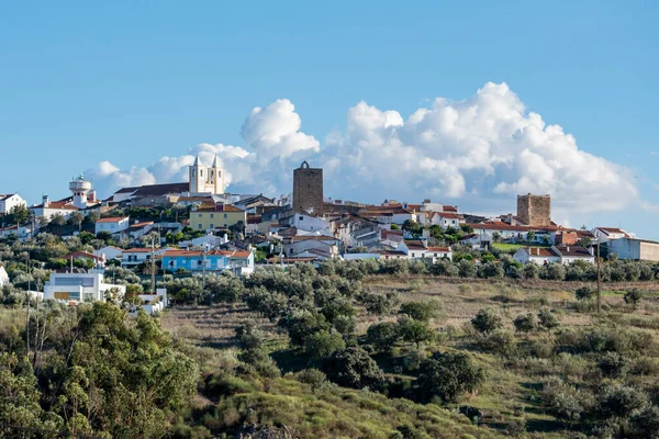 ポルトガルのアルネテホにあるミェリコルディア教会のあるアヴィス城と町の景色 ポルトガル エイビス 2021年10月 — ストック写真