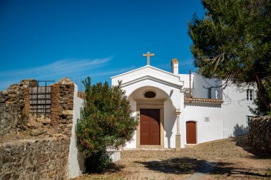Portekiz, Alentejo 'daki Evoramonte köyünde küçük bir kilise. Portekiz, Evoramonte, Ekim 2021
