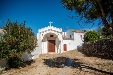 Portekiz, Alentejo 'daki Evoramonte köyünde küçük bir kilise. Portekiz, Evoramonte, Ekim 2021