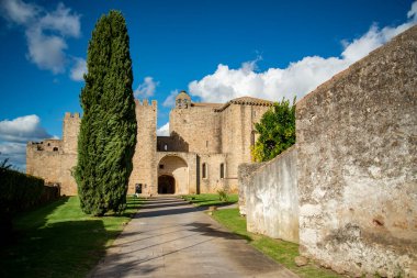 Portekiz 'in Alentejo şehrindeki eski Flor da Rosa kasabasındaki Santa Maria de Flor da Rosa Manastırı. Portekiz, Estremoz, Ekim 2021