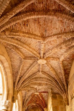 Portekiz 'in Alentejo şehrindeki eski Flor da Rosa kasabasındaki Castelo ve Santa Maria de Flor da Rosa Manastırı' nın içindeki veranda. Portekiz, Estremoz, Ekim 2021