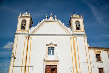Portekiz 'in Alentejo şehrindeki Redondo kasabasındaki Parca Dom Dinis kilisesinde ve Igreja Matriz de Redondo' da. Portekiz, Redondo, Ekim 2021