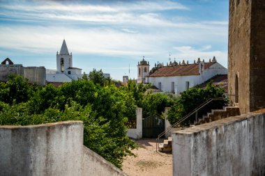 Portekiz 'in Alentejo şehrindeki Redondo şehrinde bulunan Castelo de Redondo kilisesinde ve Igreja Matriz de Redondo' da. Portekiz, Redondo, Ekim 2021