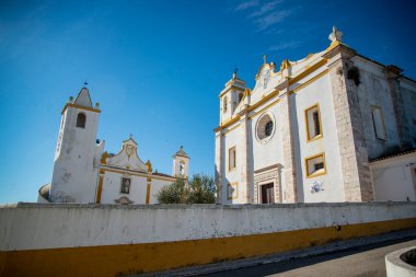 Igreja de Veiros ya da Igreja de sao Salvador, sol, ve Igreja Nossa Nosa da Conceicao, sağ, Alentejo, Portekiz 'de şehir ve Veiros Kalesi' nde. Portekiz, Veiros, Ekim 2021