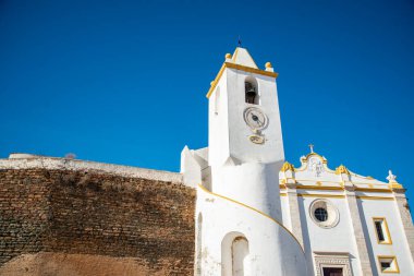 Igreja de Veiros ya da Igreja de sao Salvador, sol, ve Igreja Nossa Nosa da Conceicao, sağ, Alentejo, Portekiz 'de şehir ve Veiros Kalesi' nde. Portekiz, Veiros, Ekim 2021