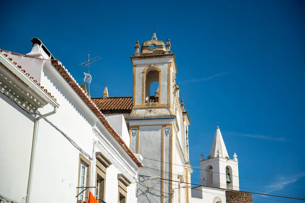 教会とIgreja Matriz Redondoとパルカ ディニスの門はポルトガルのAlentejoのRedondo町にあります ポルトガル レドンド 2021年10月 — ストック写真