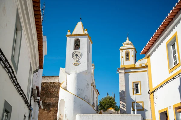 イグレヤ セノラ Conceicao ポルトガルのアルネテホのヴィエロスの町と城に残っている ポルトガル ヴェイロス 2021年10月 — ストック写真