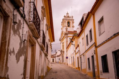 Portekiz, Alentejo 'da Alter do Chao köyünde küçük bir sokak. Portekiz, Alter do Chao, Ekim 2021