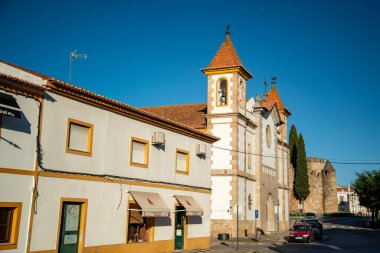 Igreja Paroquial de Alter do Chao ya da Igreja nossa senhora da assuncao Portekiz 'deki Alter do Chao köyünde. Portekiz, Alter do Chao, Ekim 2021