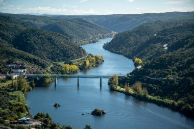 Köprü ve Ponte de Belver ile birlikte Portekiz 'in Alentejo şehrindeki Belver kasabasında yer alan manzara. Portekiz, Belver, Ekim 2021