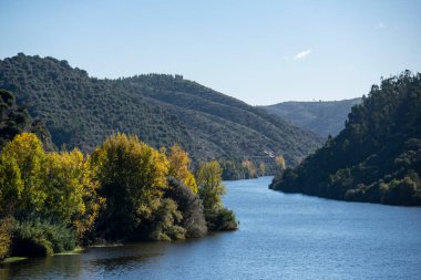 Portekiz, Alentejo 'daki Belver kasabasında Rio Tejo ile manzara. Portekiz, Belver, Ekim 2021