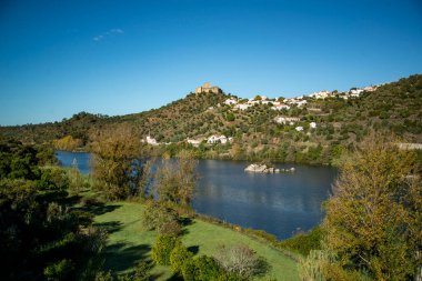 Portekiz, Alentejo 'da Rio Tejo' da Belver kasabası ile Castelo de Belver manzarası. Portekiz, Belver, Ekim 2021