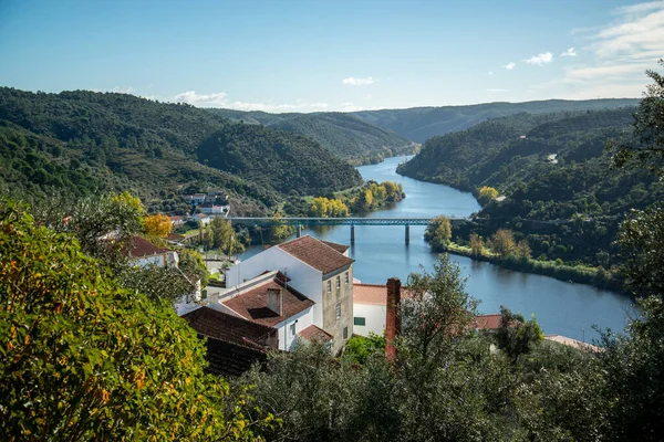 Köprü ve Ponte de Belver ile birlikte Portekiz 'in Alentejo şehrindeki Belver kasabasında yer alan manzara. Portekiz, Belver, Ekim 2021