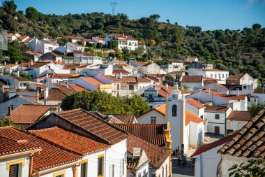 Portekiz, Alentejo 'da Rio Tejo' da Igreja de nossa snehora da visitacao ile Belver kasabası manzarası. Portekiz, Belver, Ekim 2021