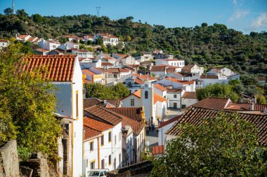 Portekiz, Alentejo 'da Rio Tejo' da Igreja de nossa snehora da visitacao ile Belver kasabası manzarası. Portekiz, Belver, Ekim 2021