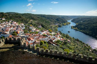 Rio Tejo manzaralı Castelo de Belver manzarası ve Portekiz 'in Alentejo şehrindeki Belver kasabası. Portekiz, Belver, Ekim 2021