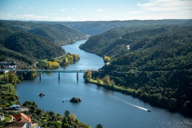 Köprü ve Ponte de Belver ile birlikte Portekiz 'in Alentejo şehrindeki Belver kasabasında yer alan manzara. Portekiz, Belver, Ekim 2021