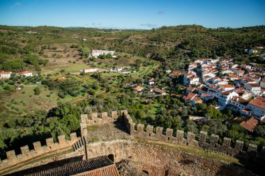 Portekiz, Alentejo 'daki Belver kasabası ile Castelo de Belver' in manzarası. Portekiz, Belver, Ekim 2021