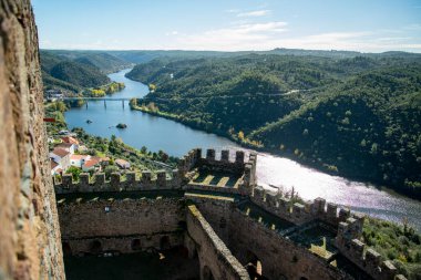 Portekiz, Alentejo 'da Rio Tejo ile Castelo de Belver' in manzarası. Portekiz, Belver, Ekim 2021